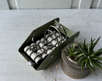 Contenedor de exhibición de anillos y brazaletes - Exhibición de joyería de granja industrial vintage - Contenedor de metal verde con tictac en blanco y negro