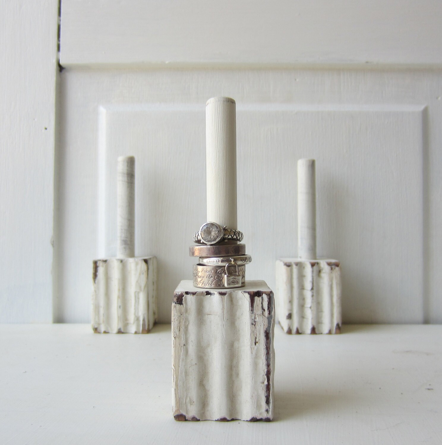 ONE Chippy White Ring Holder / Ring Display / Ring Organizer - Archit…