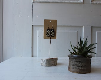ONE Birch Clip Display Stand - Live Edge Wood Slab - Natural Wood Earring Card Holder - Small Sign Holder - Boutique - Craft Show Display