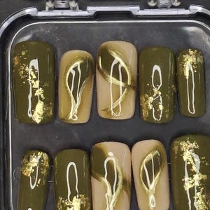 Olive Press-on-Nails | Lange Square Kunstnägel | Goldfolie | Handgefertigtes Nageldesign