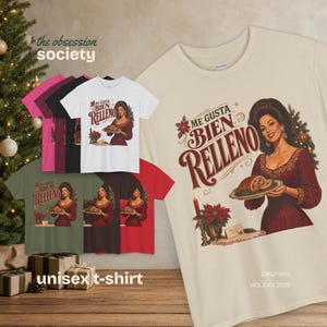 Peut inclure: Une collection de t-shirts dans diverses couleurs, dont crème, rose, noir et vert olive. Chaque t-shirt présente un motif d'une personne tenant un plateau de nourriture avec le texte "ME GUSTA BIEN RELLENO" et une illustration de poinsettia.