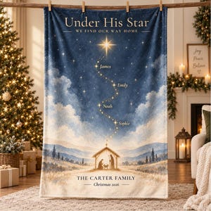 Könnte beinhalten: Eine rechteckige Fleecedecke mit einem dunkelblauen Nachthimmel, einem hellen Stern, einer Krippenszene und dem Text Under His Star WE FIND OUR WAY HOME. Das Design enthält die Namen James, Emily, Noah, Sophie, THE CARTER FAMILY und Christmas 2026.