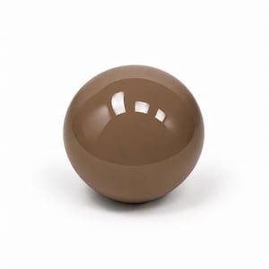 Op de afbeelding: Een glad, massief, bolvormig object met een glanzende, lichtbruine afwerking. Het oppervlak van de bol reflecteert het licht, waardoor er heldere witte accenten op de bovenste curve ontstaan die de ronde vorm en egale textuur benadrukken.