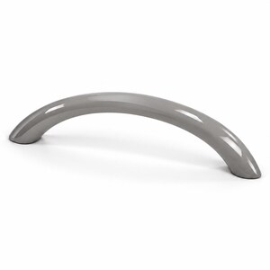 Peut inclure: Une poignée de meuble arquée et lisse avec une finition grise unie et brillante. La quincaillerie présente un design simple et incurvé avec des extrémités arrondies, offrant une apparence propre et uniforme. La surface reflète la lumière.