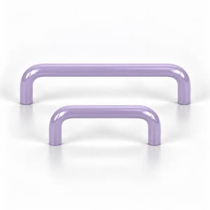 Pode incluir: Dois puxadores de armário na cor lavanda com um design liso e arredondado em forma de U. As ferragens apresentam um acabamento brilhante e uma silhueta simples e curva. Um puxador é significativamente mais longo que o outro, ambos com um tom.