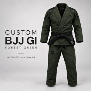 Puede incluir: Un kimono de BJJ verde bosque con cinturón negro, logotipos negros bordados en el pecho y los hombros, y el texto CUSTOM BJJ GI FOREST GREEN CUSTOMIZATION AVAILABLE impreso a la izquierda en letras de color negro y gris.