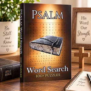 Puede incluir: Un libro de tapa blanda titulado PSALM Word Search 100+ PUZZLES con una cubierta de degradado marrón que presenta una cuadrícula de sopa de letras y una ilustración de una Santa Biblia negra con un rosario de cruz plateada.