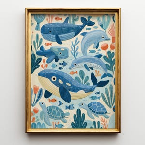 Puede incluir: Una lámina de arte enmarcada con fondo claro que presenta un patrón de ballenas azules, delfines y tortugas marinas nadando entre diversas plantas acuáticas azules y naranjas y peces pequeños, todo dentro de un marco fino de color dorado.