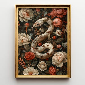 Op de afbeelding: Een ingelijste kunstdruk met een lichtgekleurde slang met bruine schubben, opgerold te midden van een dicht arrangement van bloeiende bloemen in tinten crème, wit en dieprood, tegen een donkere, bladerrijke botanische achtergrond.