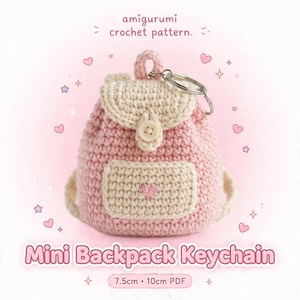 Könnte beinhalten: Ein gehäkelter Mini-Rucksack-Schlüsselanhänger aus hellrosa und cremefarbenem Garn mit einer Vordertasche, einem kleinen rosa Herzstich, einer cremefarbenen Klappe mit Knopfverschluss und einem Metallring. Text: amigurumi crochet pattern. Mini Backpack Keychain 7.5cm 10cm PDF.