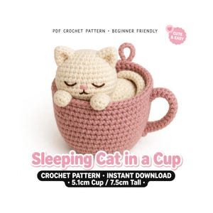 Puede incluir: Un patrón de ganchillo de un gato durmiendo en una taza. El gato color crema tiene los ojos cerrados y la nariz rosa, descansando dentro de una taza de ganchillo color rosa viejo con asa. Texto: PDF CROCHET PATTERN, CUTE & EASY, Sleeping Cat in a Cup, 5.1cm Cup / 7.5cm Tall.