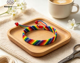Handgefertigtes Makramee-Armband mit Regenbogen-Chevron-Muster, verstellbares Freundschaftsarmband mit Pride-Motiv