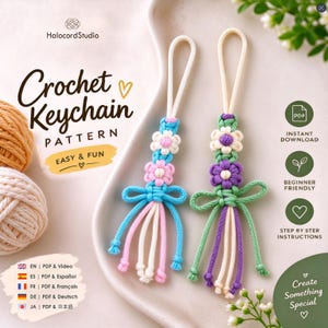 Puede incluir: Dos patrones de llaveros de macramé con diseños de flores. Un llavero tiene cordón azul y rosa con detalles blancos, mientras que el otro usa cordón verde y morado con detalles blancos. El texto incluye Crochet Keychain Pattern e Instant Download.