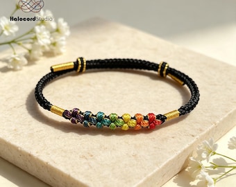 Handgefertigtes Makramee-Armband mit Regenbogenblumen, schwarze Kordel, Schutz der sieben Chakren (Geschenk für Pride-Anhänger)