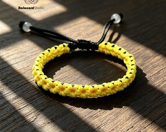 Handgefertigtes Armband mit Farbverlauf und Gänseblümchenmuster, geflochtenes Makramee-Band, Boho-Freundschaftsschmuck (Sommergeschenk)