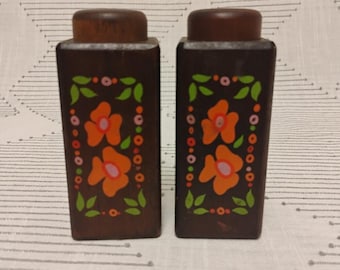 Saliera e pepiera vintage Imperial Japan in legno, dipinte a mano con motivi floreali arancioni.