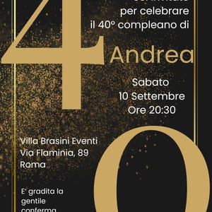 Può includere: Un invito di compleanno nero e oro con un grande numero 40 dorato. Il testo recita: Sei invitato per celebrare il 40° compleanno di Andrea, Sabato 10 Settembre Ore 20:30, Villa Brasini Eventi, Via Flaminia, 89 Roma, E' gradita la gentile conferma al numero.