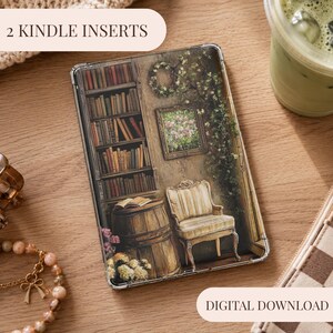 Può includere: Un inserto rettangolare per Kindle con un'illustrazione stampata di una stanza accogliente con un'alta libreria in legno piena di libri, una botte di legno, una poltrona a righe, un quadro floreale incorniciato e piante rampicanti. Testo 2 KINDLE INSERTS.