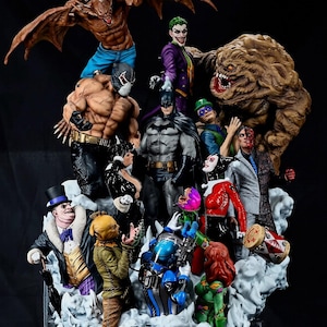 Puede incluir: Un conjunto detallado de figuras coleccionables que presenta a Batman en el centro, rodeado de varios villanos, incluidos el Joker, Bane, Catwoman, el Pingüino, Dos Caras, Harley Quinn, Hiedra Venenosa, el Espantapájaros, Enigma, Clayface y Man-Bat.