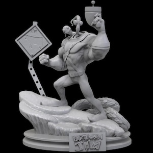 Puede incluir: Una figura gris monocromática de un personaje musculoso con cabeza alargada de gusano, vistiendo un traje, sosteniendo una pistola de rayos y de pie sobre una base rocosa. Un letrero en forma de diamante está cerca y una placa dice Earthworm Jim.