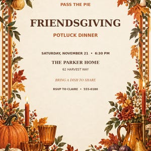 Op de afbeelding: Een uitnodiging voor een Friendsgiving potluck-diner met herfstbladeren, peren, paddenstoelen en pompoenen. De tekst luidt: PASS THE PIE, FRIENDSGIVING, POTLUCK DINNER, SATURDAY, NOVEMBER 21, 6:30 PM, THE PARKER HOME, 62 HARVEST WAY, BRING A DISH TO SHARE, RSVP TO CLAIRE, 555-0180.
