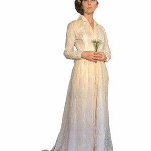 1930s Victorian Lace Wedding Dress - Elegant Vintage V-neck Collar Long-Sleeve Bridal Gown