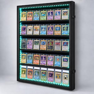 Op de afbeelding: Een zwarte rechthoekige wandvitrine met vijf horizontale planken, elk met zes individuele verzamelkaarten in doorzichtige beschermhoezen. Het binnenframe is verlicht door een doorlopende strip met heldere, blauwgroene led-verlichting.