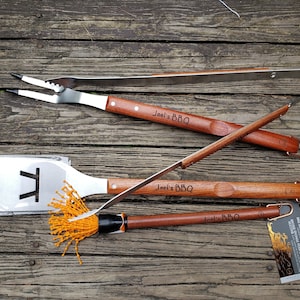 Gepersonaliseerde grillgereedschapset - Gegraveerd BBQ-gereedschap - Cadeau echtgenoot - Vadercadeau - Handgegraveerd op maat ontworpen - Premium BBQ-set