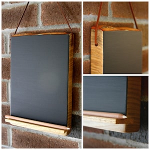 Tablet de quadro-negro pendurado com suporte de prateleira para lápis de giz - Madeira Chalkpaint com tira de couro ou cabide de juta - Presente de cozinha exclusivo