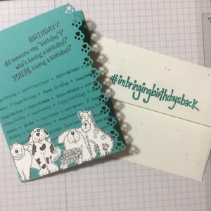 Carte d'anniversaire faite main avec des cabots.  Souhaitez un joyeux anniversaire à l'amoureux des chiens dans votre vie