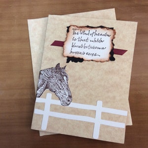 Carte de sympathie faite à la main pour la perte d'un cheval.  Parchemin en similicuir avec enveloppe assortie