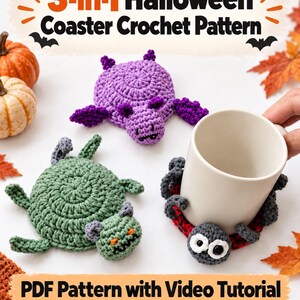 Puede incluir: Un patrón de ganchillo para posavasos 3 en 1 de Halloween con tres criaturas hechas a mano: un murciélago morado, un monstruo verde y una araña gris oscuro. El posavasos de araña está bajo una taza blanca. Texto: 3-in-1 Halloween Coaster Crochet Pattern.