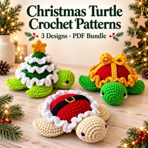 Op de afbeelding: Drie gehaakte schildpadfiguren met kerstthema's. Eén schildpad heeft een groen kerstboomschild met een gele ster, één heeft een rood schild met een gele strik en één heeft een rood schild met een zwarte riem. Tekst: Christmas Turtle Crochet Patterns 3 Designs PDF Bundle.