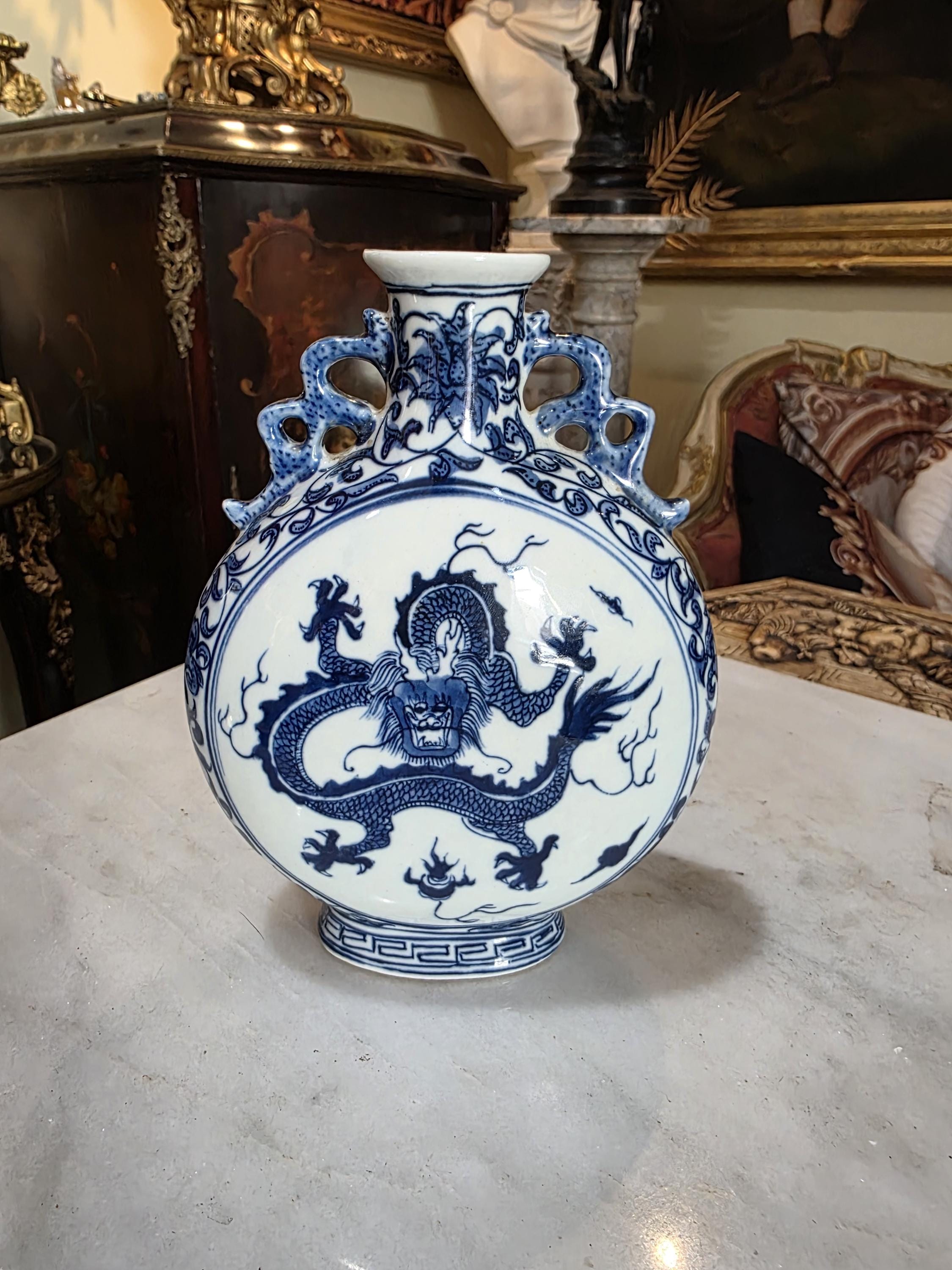 青白いドラゴン模様の花瓶 Blue and White Chinese Dragon Vase - Etsy