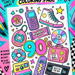 Op de afbeelding: Een kleurplaat met een jaren 90 thema met lijntekeningen van een mobiele telefoon, hoge sneaker, digitaal huisdier, kauwgom, cd, scrunchie, skateboard, Polaroid-camera en VHS-band met tekst zoals 90's, AS IF! en BEST OF THE 90'S.
