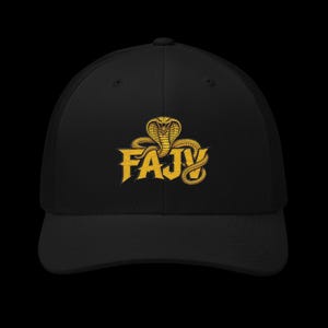 Könnte beinhalten: Eine schwarze Baseballkappe mit einer gelben Stickerei auf der Vorderseite. Das Motiv zeigt eine aufgerollte Kobra über dem fetten, stilisierten gelben Schriftzug FAJV. Die Kappe hat eine strukturierte Krone und einen gebogenen Schirm.