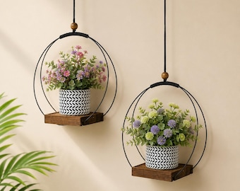 Portavaso sospeso in stile boho, struttura in metallo nero, base in legno, supporto per piante da interno.