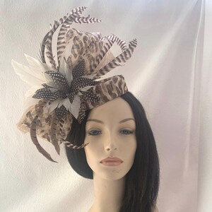 Mini pillbox hoedje met luipaardprint en veren, perfect voor de Kentucky Derby, als hoed voor de moeder van de bruid, voor een kerkdienst, theekransje of safari.