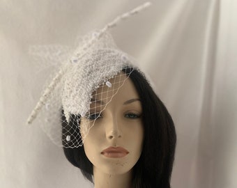White Pearl Beaded Vintage 1950s -1960s Wedding Fascinator Hat veil, Bridal Juliet Cap, Mother of the bride hat, Women’s Church hat, brooch