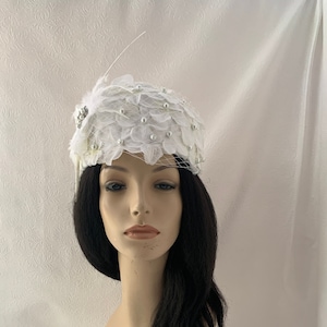 White flower Vintage styled pillbox church hat with veil for Bridal wedding hat Women’s church hat Mother of the bride Tea Party hat brunch