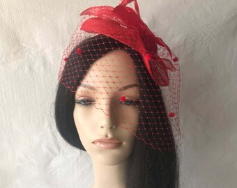 Roter Fascinator Hut mit Schleier, roter Fascinator Haarreif, Hochzeitshut, Tea Party, Kirche, Kentucky Derby, Pferderennen, Sinamay Fascinator