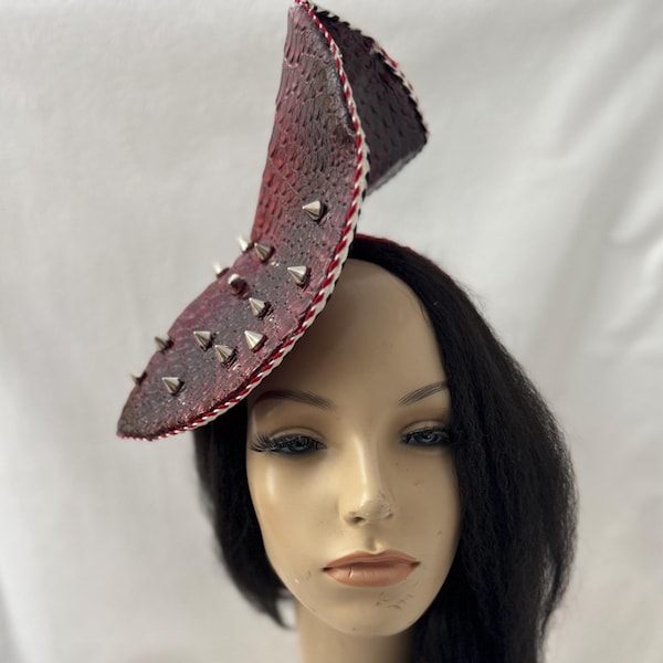 Burgundy Croc Spike Fascinator – Avant-Garde Derby & Church hoofddeksel | Hoedenzaak Josie Tucker