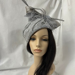 Grijze en zilver metallic formele vrouw formele jurk kerk parel kralen Sinamay boog veren bruiloft hoed tovenaar Tea Party vintage jaren 50 halve hoed
