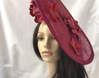 Elegante tocado floral burdeos con disco, sombrero de iglesia COGIC, tocado para invitada de boda color rojo vino, sombrero Royal Ascot
