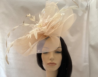 Fascinator de plumas de crinolina de marfil en diadema, tocado de novia beige, boda, fiesta de té de lujo, derby de Kentucky, Fascinator crema, iglesia