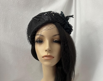 Sombrero tipo tocado estilo vintage de los años 50-60 para mujer, color negro, con velo, ideal para iglesia, boda, fiesta de té, madre de la novia o como sombrero tipo pastillero.