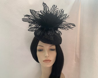 Cappello Sinamay con piume nere fantasia per matrimoni, chiese del Kentucky e occasioni speciali