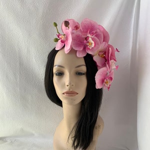 Sombrero fascinador rosa Kentucky Derby, corona fascinadora de flor de orquídea rosa, fascinador floral rosa, orquídea fluida, fiesta de té, carreras, boda