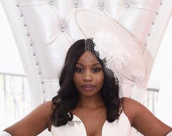 Vit Kentucky Derby Sinamay-hatt med bred brätte: Couture Bridal Statement Flat Fascinator med slöja