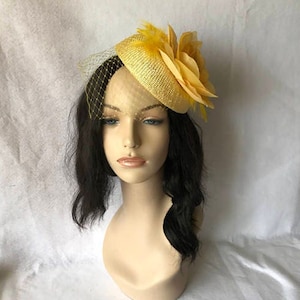 Yellow fascinator with veil, Derby hats for women, Round PIllbox Church hat, Wedding fascinator, yellow hatinator, Mother of bride hat